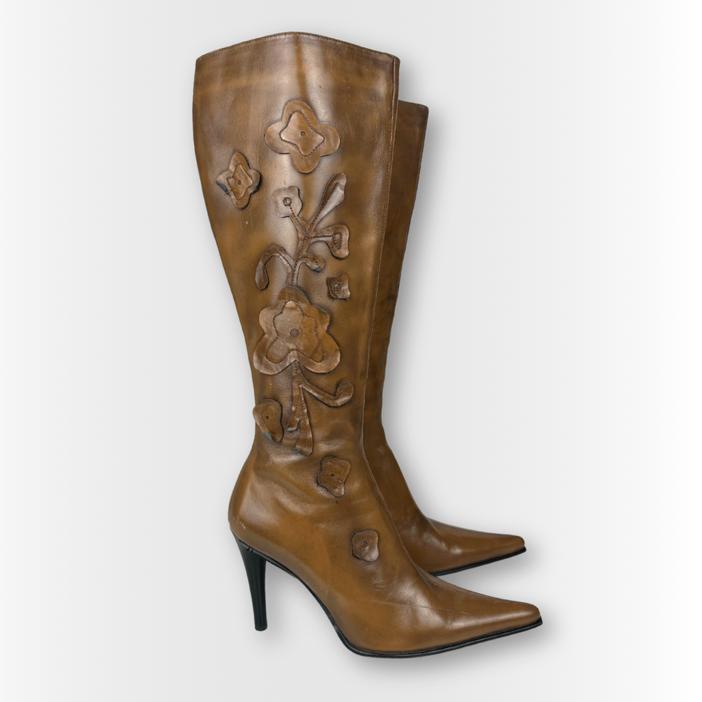Utsmyckade läderstövlar
